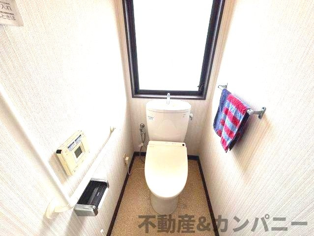 松山市衣山5丁目の中古戸建のトイレ|コンパクトで使いやすいトイレです