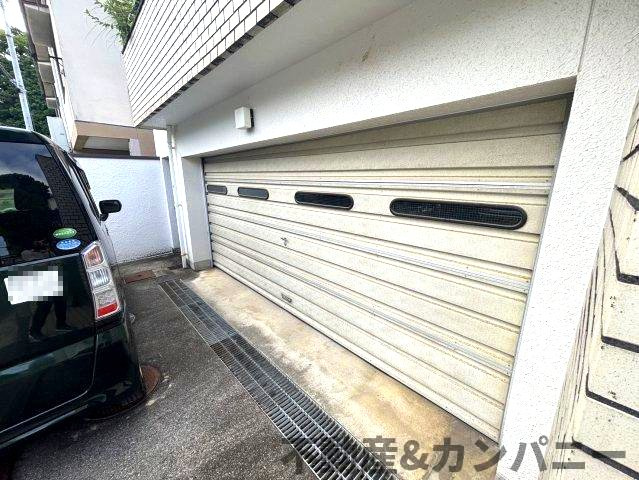 松山市衣山5丁目の中古戸建の駐車場|車庫です