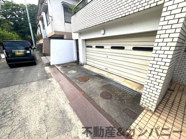 松山市衣山5丁目の中古戸建の駐車場|カースペースがあります