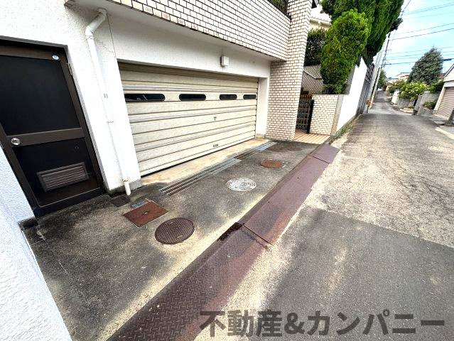 松山市衣山5丁目の中古戸建の前面道路含む現地写真|前面道路含む現地写真です