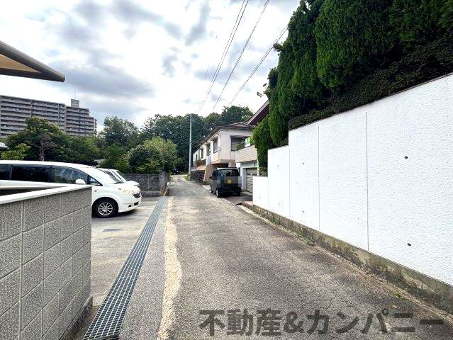 松山市衣山5丁目の中古戸建の前面道路含む現地写真|前面道路含む現地写真です