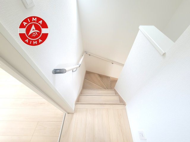 福岡市南区屋形原3丁目第10-3棟（2号棟）の内装|＜手すり付階段＞手すりがないと階段の昇り降りで危険なことはもちろん、壁に手をつきながら歩くことで壁紙が汚れやすくなります。すべての方に快適に昇り降りしていただくため、手すりを設置しました。