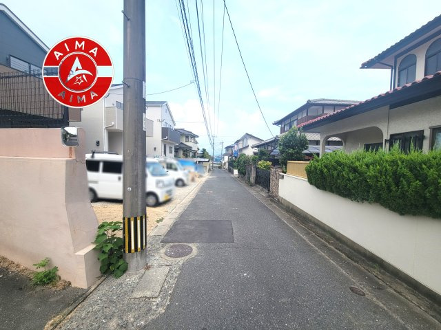 福岡市南区屋形原3丁目第10-3棟（2号棟）の前面道路含む現地写真|前面道路は閑静な住宅地をはしる車通りの少ない道路。お車の出し入れが苦手なママや小さなお子様にも安心ですね。しっかり舗装もされているので、ベビーカーや自転車で通っても快適に通行できます。