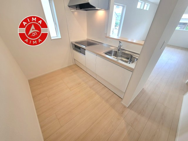 福岡市南区屋形原3丁目第10-3棟（2号棟）のキッチン|ダイニングテーブルへの配膳がラクラク、お料理はかどるカウンター付きシステムキッチン！
