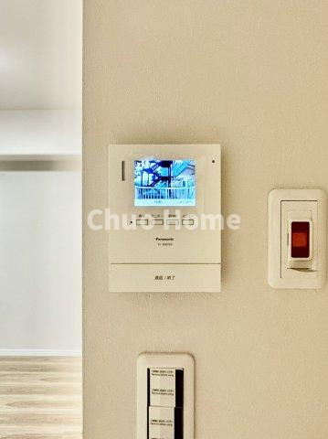 エンゼルハイム南砂のセキュリティ|【モニターホン】誰が来たかすぐにわかるカラーモニター付きインターホン。通話ボタンを押すまでは室内の音は漏れていませんので相手を確かめてから応対できます。