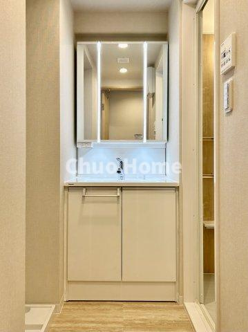 エンゼルハイム南砂の独立洗面台|【洗面化粧台】洗面化粧台には三面鏡を採用。身だしなみを整えやすい事はもちろんですが、鏡の後ろに収納スペースを設ける事により、散らかりやすい洗面スペースをすっきりさせる事が出来るのも嬉しいですね