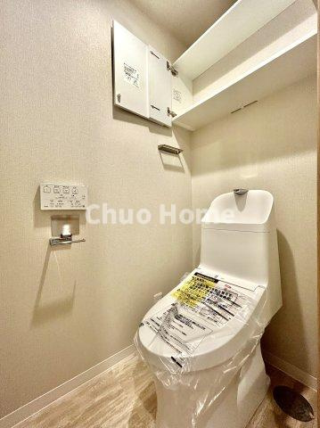 エンゼルハイム南砂のトイレ|【トイレ】 収納スペースをしっかりと確保した温水洗浄便座機能付きトイレ。温水洗浄便座は清潔にお使いいただくための大切なアイテムです。