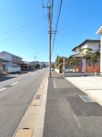 西区石丸3期　2号棟（全2棟）の前面道路含む現地写真