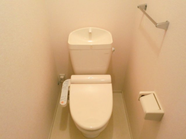 ファミールシミズ　Ｄのトイレ|落ち着いた色調のトイレです