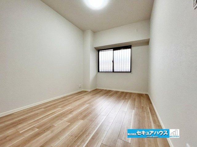 【中古マンション】東海市宝マンション太田川の洋室|【北側洋室6.5帖】
◆クロス張替済
◆明るく落ち着いた雰囲気の洋室は、ゆったりと過ごせるプライベート空間。ベッドやデスクなどの家具も配置しやすく、寝室や子ども部屋など幅広く活用できます。