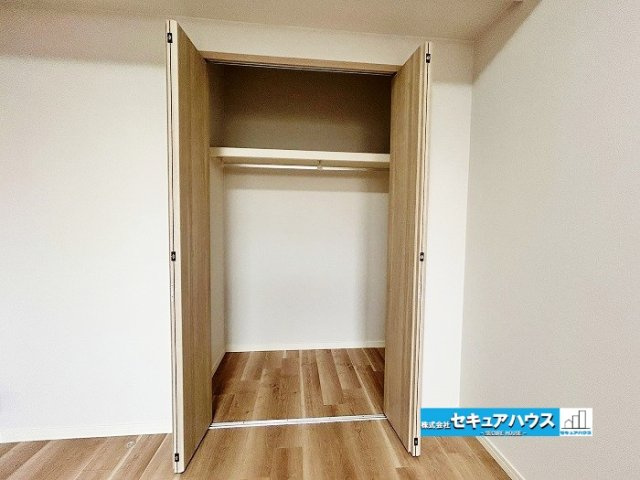 【中古マンション】東海市宝マンション太田川の収納|【北側洋室6.5帖収納】
◆収納スペースは、衣類や日用品などをすっきり整理できる便利な空間。収納力があり、お部屋を広くきれいに保ちやすいのも嬉しいポイントです。