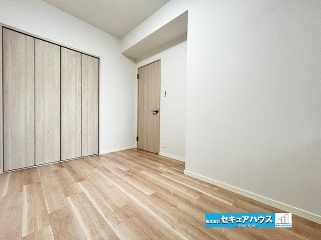 【中古マンション】東海市宝マンション太田川の洋室|【北東洋室5帖】
◆クロス張替済み
◆シンプルで使いやすい洋室は、家具の配置もしやすい間取り。自分好みのインテリアで、居心地の良いプライベート空間をつくれます。