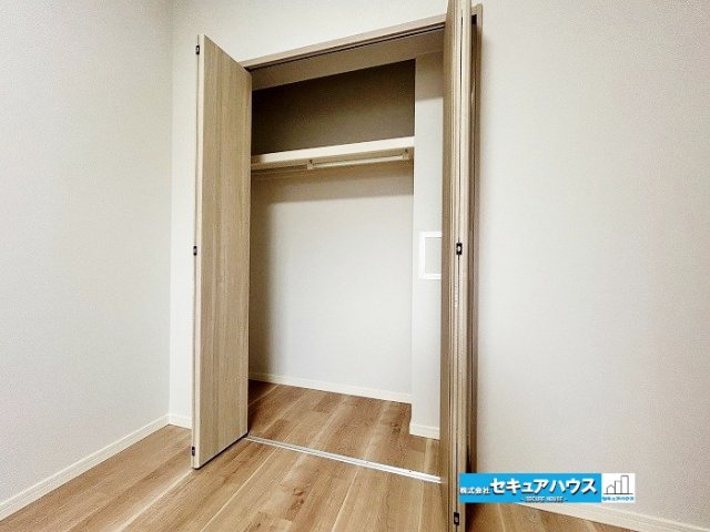 【中古マンション】東海市宝マンション太田川の収納|【北東洋室5帖収納】
◆十分な収納スペースを確保しており、お部屋に物が増えても整理しやすいのが魅力。すっきりとした住空間を保てます。