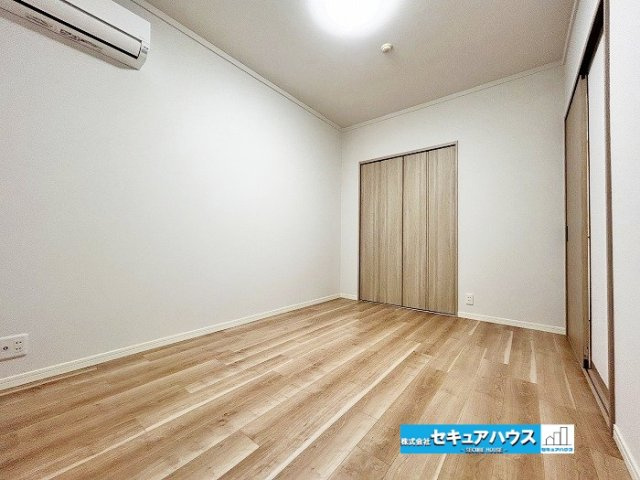 【中古マンション】東海市宝マンション太田川の洋室|【洋室6帖】
◆クロス張替済み
◆ゆとりのある洋室は、毎日の暮らしを快適にしてくれる落ち着いた空間。寝室や書斎など、ライフスタイルに合わせて活用できます。