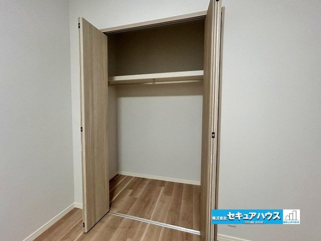 【中古マンション】東海市宝マンション太田川の収納|【洋室6帖収納】
◆十分な収納スペースを確保しており、お部屋に物が増えても整理しやすいのが魅力。すっきりとした住空間を保てます。