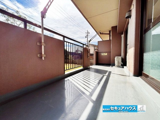 【中古マンション】東海市宝マンション太田川のバルコニー|【バルコニー】
◆バルコニーは、洗濯物を干したり外の空気を感じたりできる便利なスペース。開放感があり、日々の暮らしに心地よい時間をプラスしてくれます。