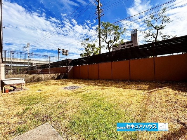 【中古マンション】東海市宝マンション太田川の庭|【庭】
◆庭は、季節の草花を楽しんだり、子どもの遊び場としても活用できるゆとりあるスペース。家庭菜園やガーデニングなど、暮らしに合わせて自由に楽しめます。
