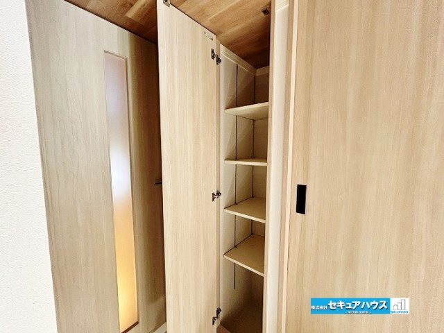 【中古マンション】東海市宝マンション太田川の収納|【リビング収納】
◆リビングに収納スペースを備えており、日用品や小物などをすっきり整理できます。生活感を抑え、快適な空間を保てるのも嬉しいポイントです。