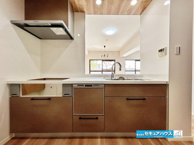 【中古マンション】東海市宝マンション太田川のキッチン|【キッチン】
◆キッチン新品交換済み
◆広々キッチンスペース 同時にたくさんの料理が調理できる。「焼く・蒸す・煮る」の工程を同時進行で進めることができるので、料理を素早く作ることができます。