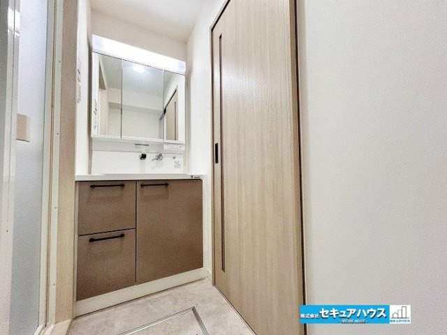【中古マンション】東海市宝マンション太田川の独立洗面台|【独立洗面化粧台】
◆新品交換済
◆独立洗面台は、身支度や洗面などに使いやすいゆとりあるスペース。収納も備えており、洗面用品をすっきり整理できます。毎日の生活を快適にサポートしてくれる便利な設備です。