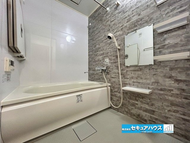 【中古マンション】東海市宝マンション太田川の浴室|【浴室】
◆クリーニング済み
◆アクセントパネルで落ち着きのある雰囲気を演出。毎日の疲れを癒やすバスタイムをお楽しみ下さい！ 窓付きで、カビの繁殖を抑える効果があります。