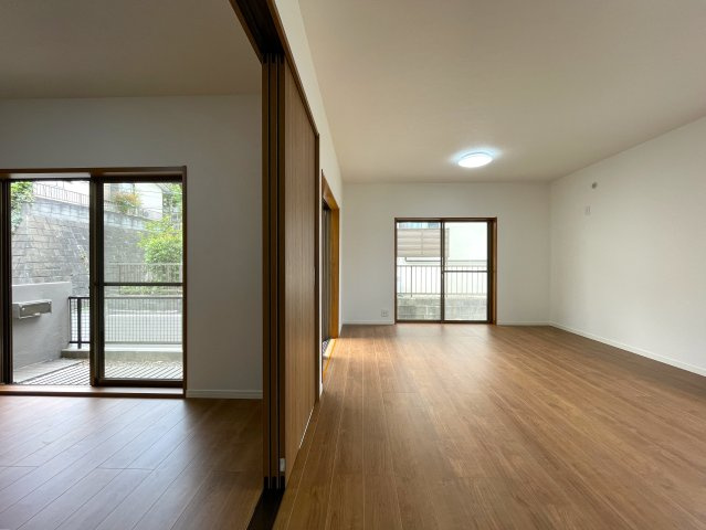 旨みと渋みのマリアージュ。縁側が良い味出してます！！THEユトリの取れる平成から令和を駆け抜けた、コレ、イイじゃん！！な、『緑区上山３丁目』リフォーム戸建の居間・リビング|おしゃれなリビングです