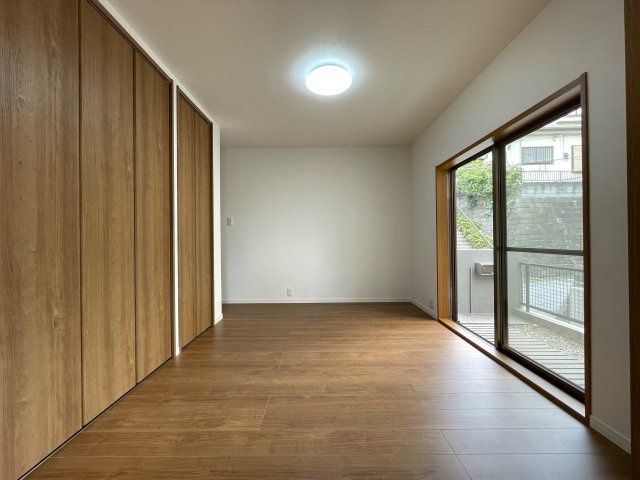 旨みと渋みのマリアージュ。縁側が良い味出してます！！THEユトリの取れる平成から令和を駆け抜けた、コレ、イイじゃん！！な、『緑区上山３丁目』リフォーム戸建の洋室|コンパクトで使いやすい洋室です