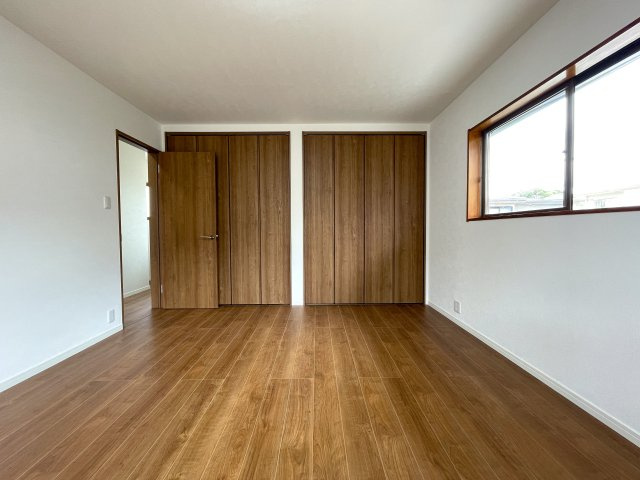旨みと渋みのマリアージュ。縁側が良い味出してます！！THEユトリの取れる平成から令和を駆け抜けた、コレ、イイじゃん！！な、『緑区上山３丁目』リフォーム戸建の洋室|明るい洋室です