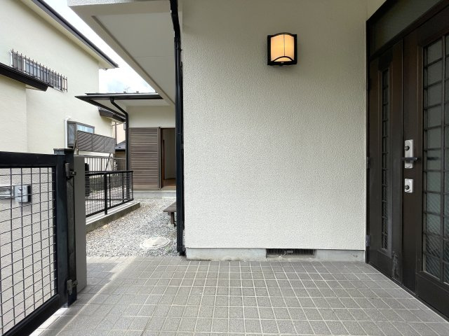 旨みと渋みのマリアージュ。縁側が良い味出してます！！THEユトリの取れる平成から令和を駆け抜けた、コレ、イイじゃん！！な、『緑区上山３丁目』リフォーム戸建の玄関|明るい玄関です
