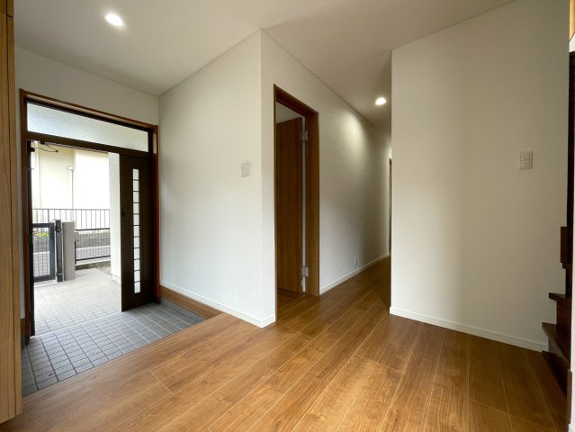 旨みと渋みのマリアージュ。縁側が良い味出してます！！THEユトリの取れる平成から令和を駆け抜けた、コレ、イイじゃん！！な、『緑区上山３丁目』リフォーム戸建の玄関|きれいな玄関です