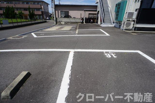コーポスタシオンの駐車場