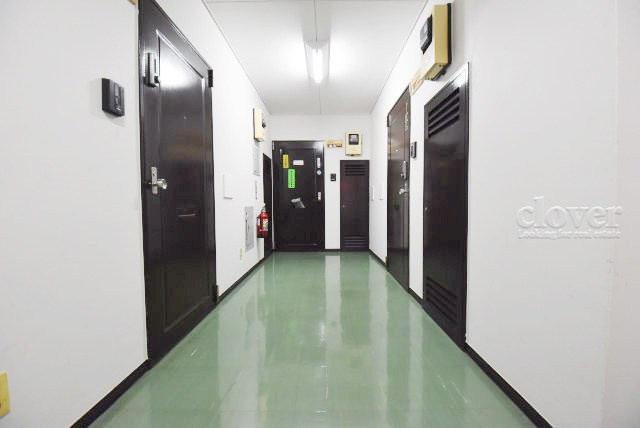 【その他共用部分】 | マンション西浅草 | 風雨が入ってこない内廊下設計。雨の日に体が濡れないという以外にも、共用部の劣化が進みにくいため、修繕の負担が軽くなるのもうれしいポイント。～即日のご見学可能～　お問合せはお気軽にどうぞ。
