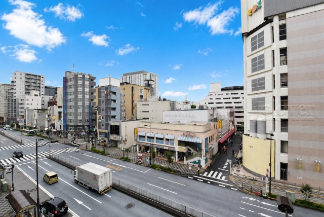 【ロビー】 | マンション西浅草 | 集合ポストなどを備えたエントランスホール。ここもマンションの顔となる部分であり、しっかりと清掃の行き届いたさまに安心感をおぼえます。～即日のご見学可能～　お問合せはお気軽にどうぞ。