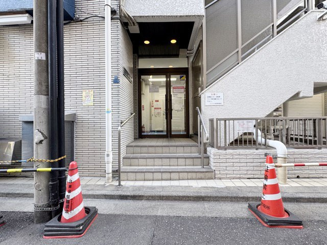 【エントランス】 | マンション西浅草 | お客様を、そして住人を出迎えてくれるマンションのエントランス。ゴミが落ちていないことからも、管理状態の良さや住民の節度の高さが見て取れます。～即日のご見学可能～　お問合せはお気軽にどうぞ。