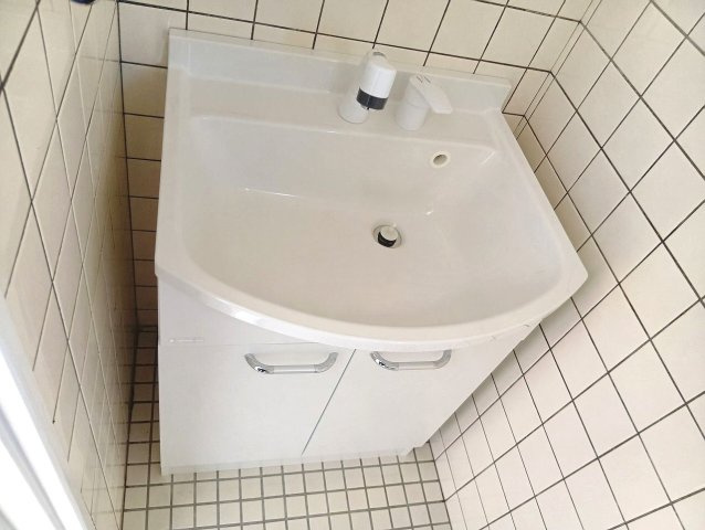 薊野西町貸家の洗面所|明るい洗面所です
