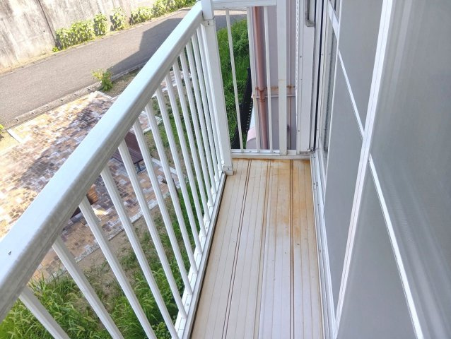 薊野西町貸家のバルコニー|暖かな日差しのふりそそぐバルコニー