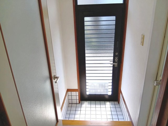 薊野西町貸家の玄関|ゆったりとした玄関です