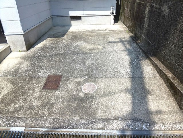薊野西町貸家の駐車場|駐車場があるので、車を買う予定の方も安心です