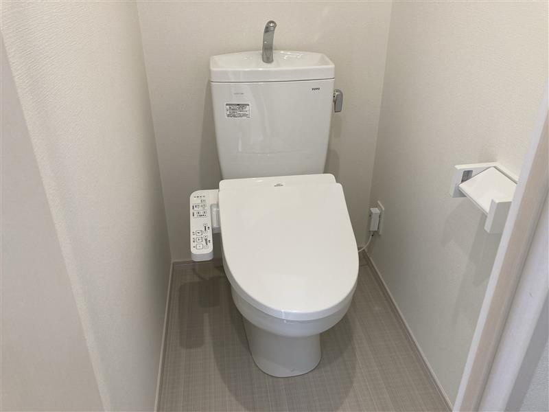 リブリ・草加西町のトイレ|落ち着いた色調のトイレです