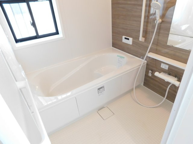 北名古屋市鍜治ケ一色西一丁目の新築一戸建の浴室|◇浴室◇　　広い１坪サイズ（LIXIL）・保温浴槽・エコベンチ浴槽・追い焚き・オートバス・浴室暖房乾燥機・キレイサーモフロア・バリアフリーバス・浴室窓あり