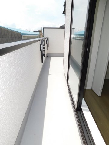 北名古屋市鍜治ケ一色西一丁目の新築一戸建のバルコニー|◇バルコニー◇　　洋室２部屋に面した陽当り良好なワイドバルコニー♪　