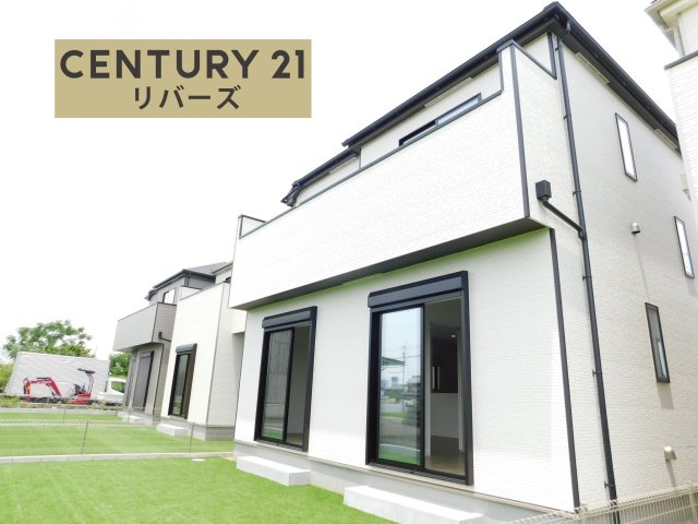 北名古屋市鍜治ケ一色西一丁目の新築一戸建の外観|☆Ｃ号棟☆　　新価格！！いつでも見学できます♪（お問合せ当日、平日、水曜、夜間でもＯＫ）　長期優良住宅！　敷地４９坪超！　駐車楽々並列３台ＯＫ　人工芝の広い庭付き♪　全室２面採光！　ワイドバルコニー♪