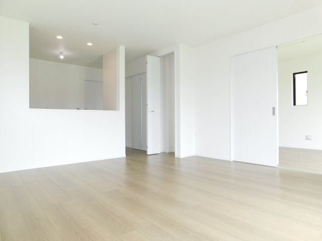 北名古屋市鍜治ケ一色西一丁目の新築一戸建の居間・リビング|◇リビング◇　　南面で明るいリビング約１６．０帖　心地よい広々とした開放的なリビング♪