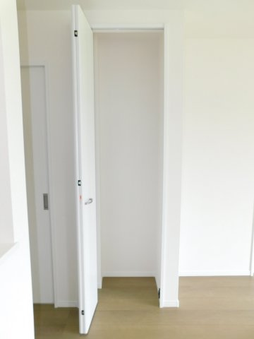 北名古屋市鍜治ケ一色西一丁目の新築一戸建の収納|◇リビング収納◇　　リビングに収納完備　掃除用具や日用品の収納として便利♪