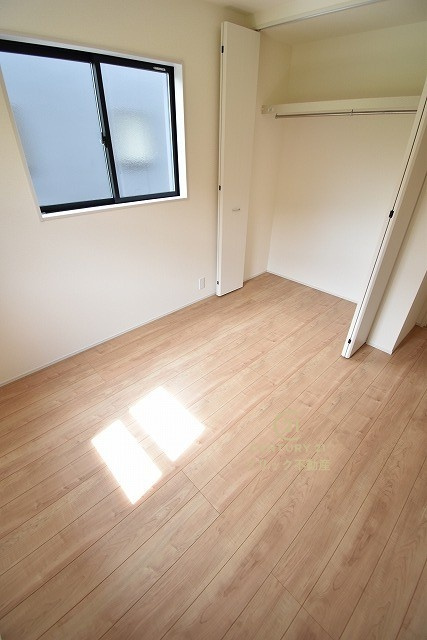 リーブルガーデン  日立市田尻町　6期　2の洋室|フローリングなので重い家具も置けます。好きなものを集めてお気に入りの空間を作るのも楽しみですね。