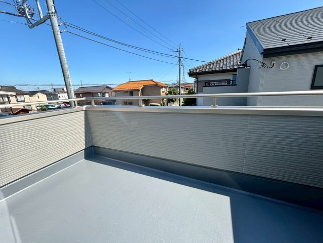 あきる野市上代継　分譲住宅　6号棟のバルコニー|2階約8.5帖の洋室から出入りできる広々バルコニー♪ お洗濯物もゆったり干せる、使い勝手の良い空間です◎