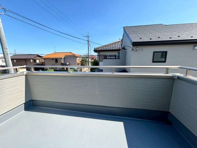 あきる野市上代継　分譲住宅　6号棟のバルコニー|2階約8.5帖の洋室から出入りできる広々バルコニー♪ お洗濯物もゆったり干せる、使い勝手の良い空間です◎