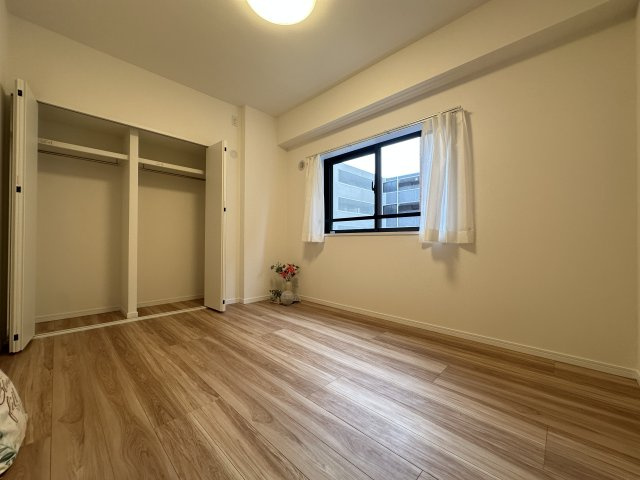 ベイサイトコート横浜の洋室|たっぷりとしたクローゼットのあるお部屋は主寝室にも適しています。