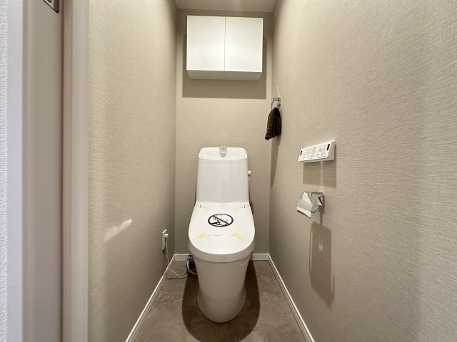 ベイサイトコート横浜のトイレ|上部に収納があり、すっきりとしたトイレスペースです。広さも十分にあります。