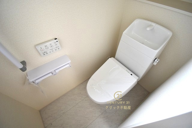 リーブルガーデン  日立市田尻町　6期　3のトイレ|毎日使う空間と機能だから、いつまでも清潔なスペースであってほしいのがトイレです。お掃除しやすいシンプルなデザインです。